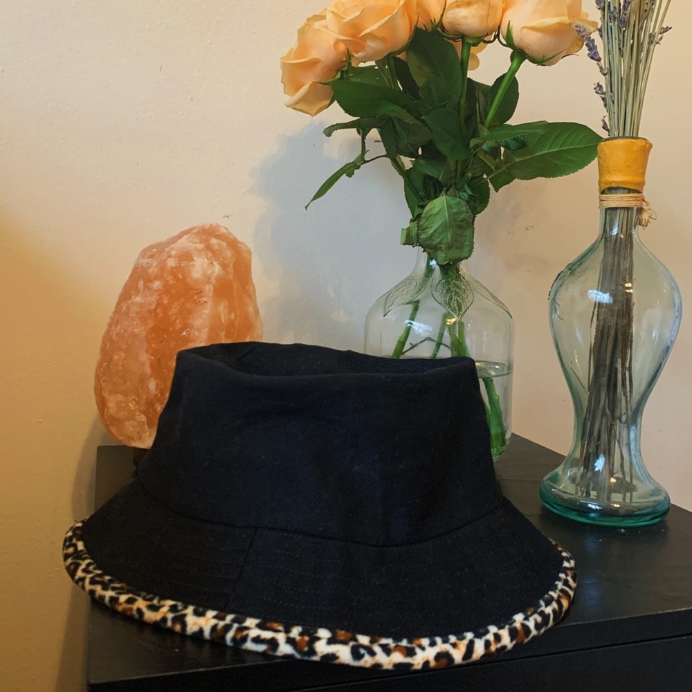 BRANDY MELVILLE BUCKET HAT